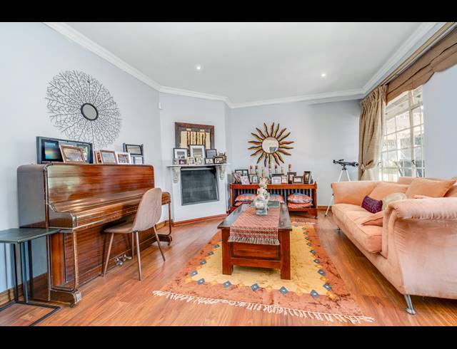 4 BEDROOM HOUSE FOR SALE IN LONEHILL